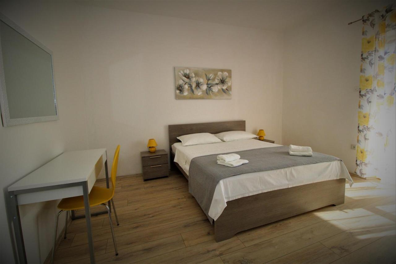 Apartments And Rooms With Parking Space Pag - 13060 パグ エクステリア 写真
